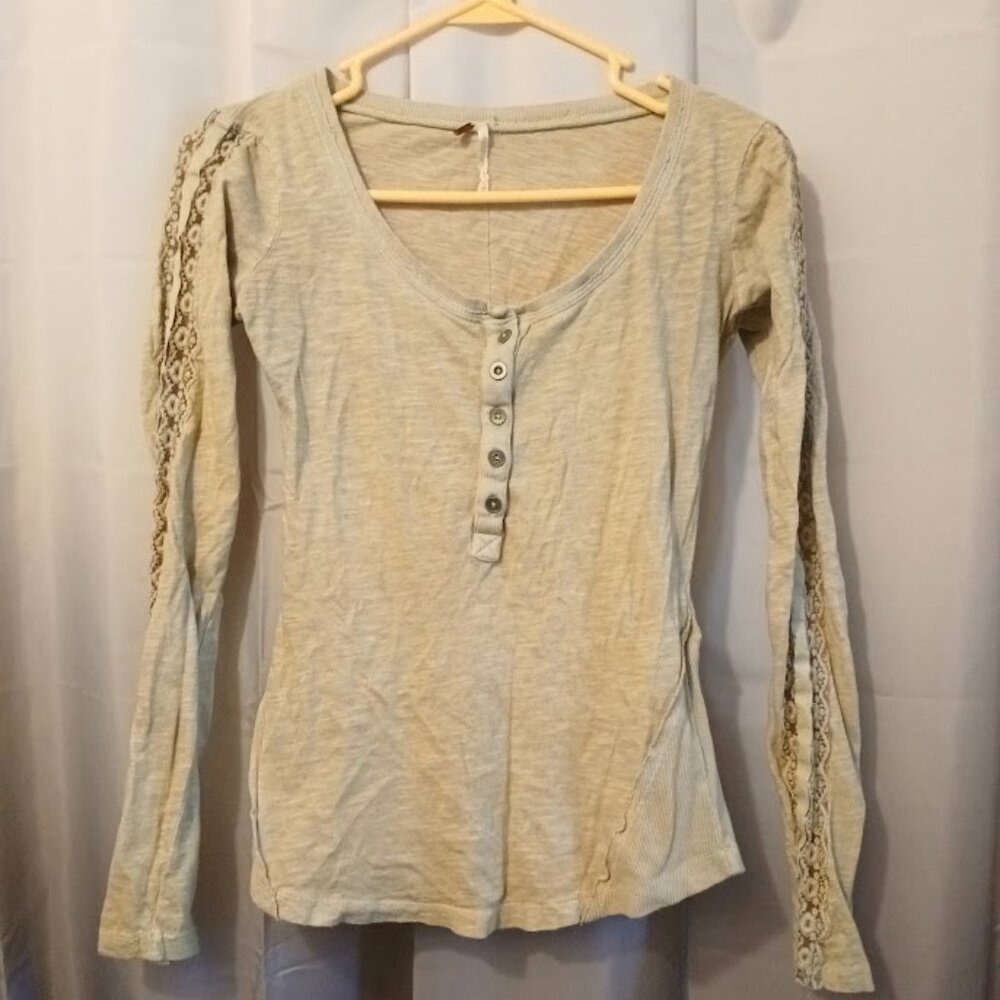 FREE PEOPLE Shell Lace Henley T-shirt Top XS Yellow Tan Scoop neck blouse LS